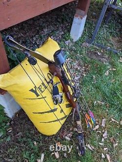 BROWNING EXPLORER II COMPOUND BOW with quiver / Vintage Compound Bow