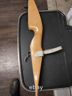Damon Howatt RH Recurve Bow 20 lbs @ 28 Cavalier 62