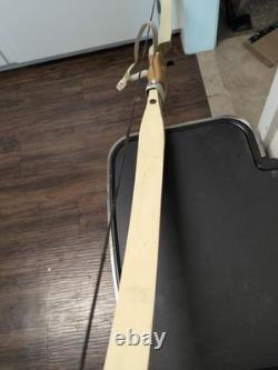 Damon Howatt RH Recurve Bow 20 lbs @ 28 Cavalier 62
