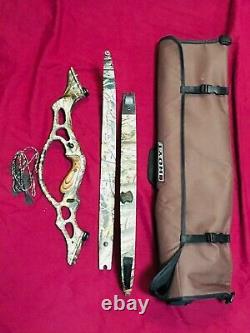 Hoyt Game Master Recurve Hunting Bow Right Handed 40Lb. Limbs and Hoyt Case Mint