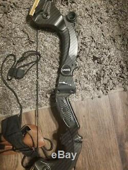 Martin Saber Takedown Recurve Bow Right Hand 45 lbs. Arrows quiver and glove