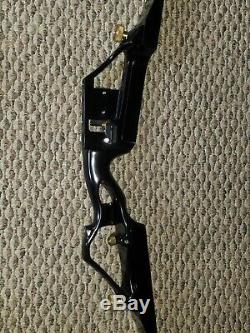 VINTAGE 70s BLACK WIDOW WILSON BROTHERS METAL RISER TAKEDOWN RECURVE HUNTING BOW