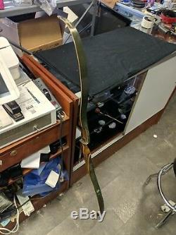 Vintage Grizzly Bear glass powered recurve bow 52 inches Canada 1953 (Patented)